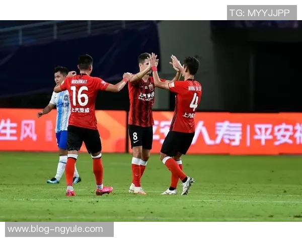 埃门与芬洛激战正酣球迷期待精彩进球与逆转时刻